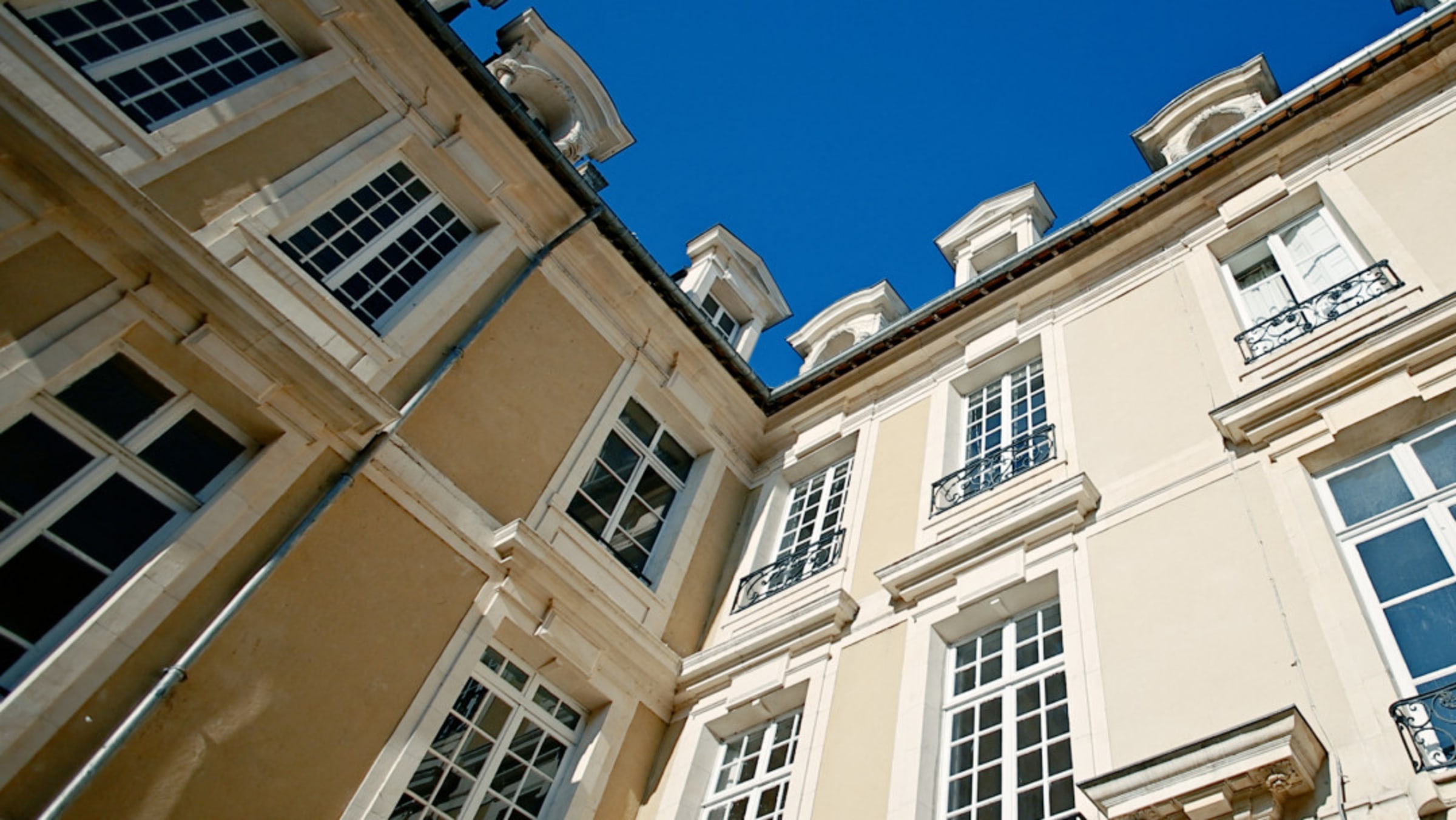L'HOTEL DAUMESNIL — Caen